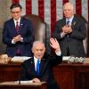 Der israelische Ministerpräsident Benjamin Netanjahu winkt nach seiner Rede im US-Kongress. Hinter ihm der Sprecher des Repräsentantenhauses, Mike Johnson, und der Vorsitzende des Senats für auswärtige Beziehungen, Ben Cardin.