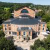 Das einzigartige Bayreuther Festspielhaus aus der Luft. (Drohnenaufnahme)