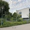 Die Bischof-Ulrich-Grundschule soll erweitert werden, der Anbau ist auf dem Areal des heutigen Schulgartens vorgesehen.