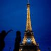 Bald geht es los: Touristen stehen vor dem Eiffelturm im Vorfeld der Olympischen Sommerspiele 2024.