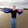 Rebecca Graminger hält am Strand in Neuseeland die Fahne in den Wind.