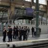 Nach den Brandanschlägen auf die französische Bahn patroullieren Polizisten auf einem Bahnhof in Paris.