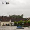 Aus einem Polizeihubschrauber wird ein Wasserretter abgeseilt. Auch die Feuerwehr hatte beim Junihochwasser jede Menge zu tun.