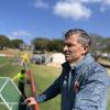 Mit kritischem Blick: Sportdirektor Marinko Jurendic beobachtet in Südafrika eine Trainingseinheit des FC Augsburg. 