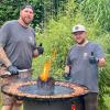 Martin Pfluger (rechts) und Sebastian Baur stehen nebenberuflich leidenschaftlich gerne am Grill.