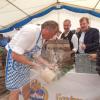Drei Schläge brauchte Oberbürgermeister Bernhard Gmehling beim traditionellen Bieranstich. Damit war das Neuburger Volksfest offiziell eröffnet. 