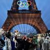 Die Olympischen Ringe am Eiffelturm