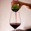 Ein Glas Wein. Alkohol ist einer Studie zufolge auch in geringer Menge nicht gesund.