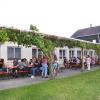 Bei sommerlichen Temperaturen waren die Biergärten und auch der Weinstadl (Bild) am Kirchweihplatz gut besucht.