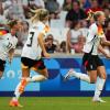 Im dritten Gruppenspiel der Olympischen Spiele 2024 treten die deutschen Fußballdamen um Lea Schüller (rechts) gegen Sambia an. Alle wichtigen Informationen zu Termin, Uhrzeit und Übertragung finden Sie hier.