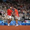 Rafael Nadal (l) und Carlos Alcaraz haben ihre Auftaktaufgabe im olympischen Doppel-Turnier gemeistert.