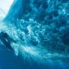 Unter der Waschmaschine - Der französische Wellenreiter Kauli Vaast taucht unter einer brechenden Welle durch.
