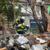 Feuerwehrleute in den Trümmern des zerstörten Hauses.