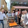 Nicht Milch, sondern Schaum zapfte Burgheims Bürgermeister Michael Böhm (links) mit der ersten Halbe aus dem Freibierfass.