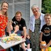 Auf dem Gelände des Therapiezentrums in Stadtbergen soll das "Brückenhaus" errichtet werden, ein teilstationäres Hospiz für Kinder, Jugendliche und junge Erwachsene. Im Bild von links: Alexandra, Jacob, Markus und Emil Donatin, Zweite von rechts: Gabriele Brandstetter (Einrichtungsleitung der Bunte Kreis Nachsorge).