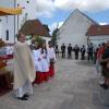 Am Ende des Festgottesdienstes segnete Stadtpfarrer Herbert Kohler den neugestalteten Kirchplatz in Wagenhofen. Wo sich früher Risse und Schlaglöcher im Asphalt befanden, ist nun mit dem neuen Pflaster weniger Versiegelung vorhanden, mehr Grün und etliche neue Gestaltungselemente.