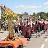  Hinter einer mit Blumen geschückten Tuba marschierte die Trachtenkapelle Oberndorf beim Festumzug mit.