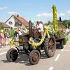 Einer der Höhepunkte beim Festumzug war dieser Oldtimer-Traktor mit Blumenwagen.