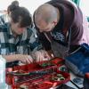 Das Repair Café in Aichach gibt es im August seit einem Jahr. Zahlreiche Elektrogeräte wurden wieder zum Funktionieren gebracht. Miriam Utzmann und Daniel Hauke reparieren einen Kassettenrecorder aus den 80ern.  