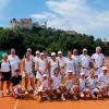 Die Tennisspieler des TSV Harburg feierten ihr Jubiläum. Hier im Bild alle Spieler des Turniers „Ganz in Weiß“.