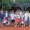 Lauter strahlende Gesichter: Landrat Markus Müller (hinten, Zweiter von links) ehrte in Wertingen die Sieger und Platzierten der 43. Tennis-Landkreismeisterschaft.