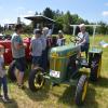 Bei strahlendem Sonnenschein haben die Besucherinnen und Besucher der Jakobi-Kirchweih Schlepper und Oldtimer aus verschiedenen Jahrzehnten begutachtet.