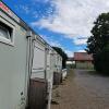 Durch die Container der Krippe, die nun um Container für den Kindergarten aufgestockt wurden, rauschte einmal kurz das Hochwasser. Das Bestandsgebäude (Quergebäude im Hintergrund) blieb im Bereich des Kindergartens trocken. Die Bergschützen, die im Keller ihr Vereinsheim haben, verzeichnen massive Schäden.