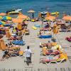 Touristen genießen Sonne und Strand auf der griechischen Insel Kos. Unter den Urlaubern befinden sich zunehmend Türken.