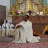 Pater Victor Kingsley Onwugigbo feierte in Großkötz sein 25-jähriges
Priesterjubiläum. Sein Kindheitstraum Priester zu werden, begann auf dem
Boden sitzend im Altarraum seiner Heimatkirche, tausende Kilometer von hier
entfernt in Nigeria.