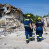 Nach der Explosion eines Wohnhauses mit einem Toten in Memmingen ermittelt die Kripo weiter vor Ort. Dabei werden die Beamten vom Technischen Hilfswerk unterstützt. (Archivbild)