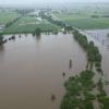 In Dirlewang überflutete das Hochwasser Anfang Juni einen Teil des Ortes. Ein Luftbild zeigt, welche Wassermassen der Damm zurückgehalten hat.