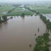 In Dirlewang überflutete das Hochwasser Anfang Juni einen Teil des Ortes. Ein Luftbild zeigt, welche Wassermassen der Damm zurückgehalten hat.