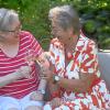 Fast jeden Tag treffen sich Gerti Huber und ihre Freundin Brigitte Schönekess (von links) auf ein Glas Wein. Die beiden sind seit 1966 befreundet. 