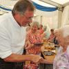 Der OB schenkte der bald 103-jährigen Anna Zerava ein Volksfestherz. Sie war die mit Abstand älteste Besucherin.