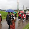 Mit einer kleinen Prozession ging es von der Kirche zum Festgottesdienst ins Zelt. Schirmherr und Bürgermeister Jürgen Mögele sowie SSV-Urgestein Anton Schmid (von links) beschützten dabei galant die Musikerinnen vor dem Regen. 