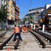 Nach zweiwöchiger Abbruchsarbeit, in der die Gleise, die Straßeneindeckung und auch die Betontragplatte auf rund 300 Meter vollständig entfernt wurden, ist nun das erste Gleisjoch in der Ulmer Straße zwischen Wertachbrücke und Helmut-Haller-Platz eingehoben worden.