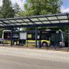Abfahrt an der Illertisser Haltestelle Bahnhof: Das Busnetz im Südosten des Landkreises Neu-Ulm darf nicht schlechter werden, fordern sieben Bürgermeister.