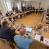 Knapp sieben Wochen nach dem teils verheerenden Hochwasser an der Donau befasst sich das Kabinett bei seiner Sitzung im Kloster Weltenburg mit Fragen zur Verbesserung des Hochwasserschutzes.