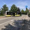 Ein Linienbus verlässt die Bushaltestelle Bahnhof in Illertissen.