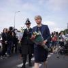 Innenministerin Yvette Cooper legt Blumen am Tatort nieder.