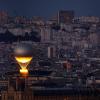 Paris mit olympischem Ballon: Manche Eigenarten von Pariserinnen und Parisern können nerven oder irritieren. Am besten begegnet man ihnen mit Humor.