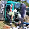 In Neuburg ist ein Kieslaster bei Arbeiten umgefallen. Der Fahrer wurde beim Aufprall schwer verletzt. 