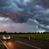 Sicher durchs Gewitter: Blitze können Autos und ihren Passagieren kaum etwas anhaben.