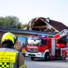 Einsatzkräfte der Feuerwehr sind bei einem teilweise eingestürzten Dach eines Supermarkts in Ratzeburg im Einsatz.