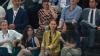 Oscar-Gewinnerin Natalie Portman sitzt in der Arena Bercy. Oscar-Gewinnerin Natalie Portman sitzt in der Arena Bercy.