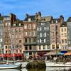 Der Hafen in der mittelalterlichen Stadt Honfleur hat einst viele Künstler angezogen - bis heute ist er außergewöhnlich gut erhalten.