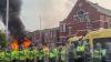 Ein Polizeiwagen ging in Flammen auf. Ein Polizeiwagen ging in Flammen auf.