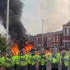 Bei einer Demonstration in Southport wurde ein Polizeiwagen angezündet, nachdem am Montag während einer Taylor-Swift-Veranstaltung in einer Tanzschule mehrere Kinder bei einem Messerangriff ums Leben gekommen und verletzt worden waren. 