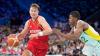 Die deutschen Basketballer um Franz Wagner (l.) haben bei Olympia das Ticket nach Paris sicher. Die deutschen Basketballer um Franz Wagner (l.) haben bei Olympia das Ticket nach Paris sicher.