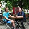 Uli Süß (links) und Helmut Vasak im ehemaligen Biergarten des „Grünen Baum“ in Niederraunau: Sie sehen ihr neues Zuhause als Chance.